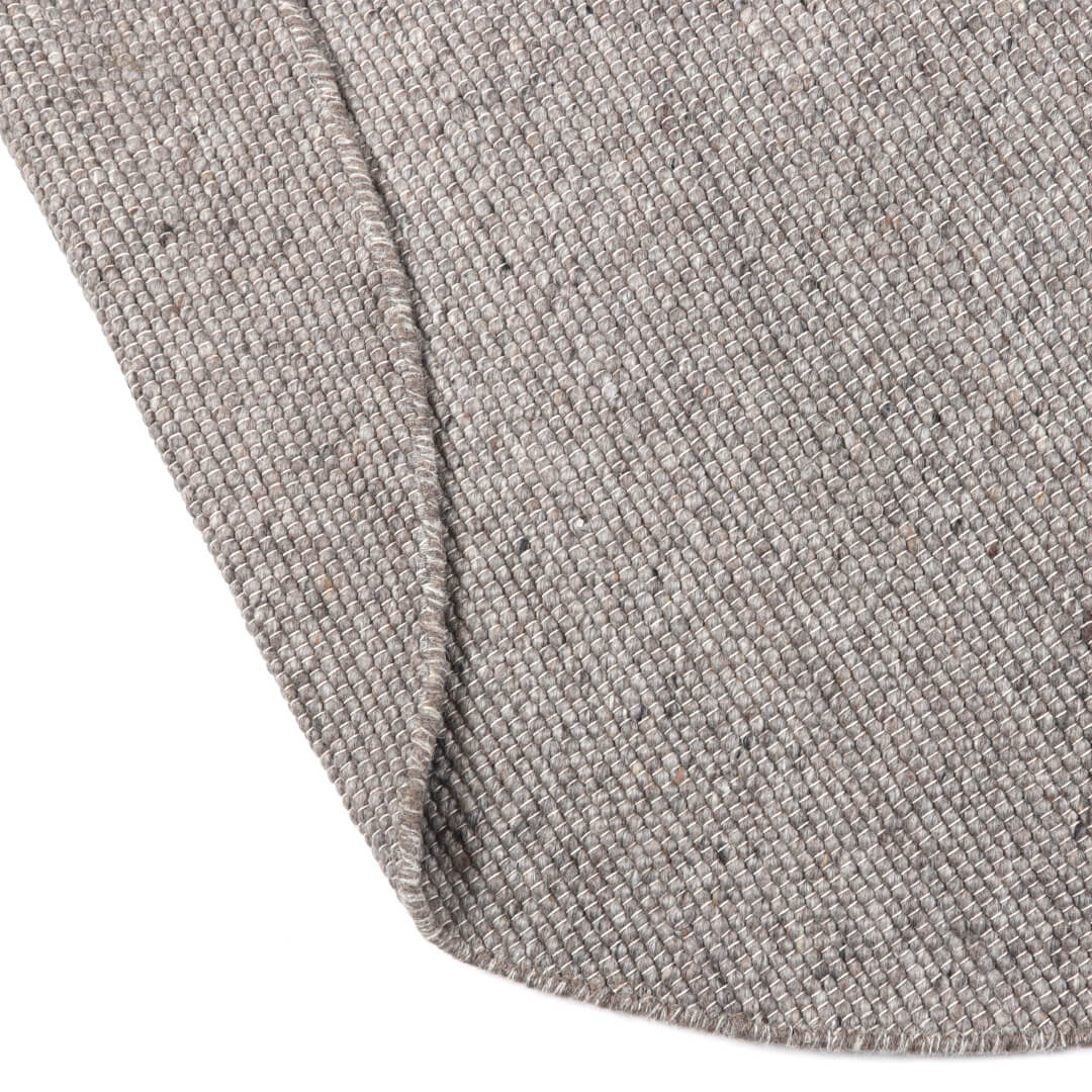 Hondo gråbrun rundt teppe