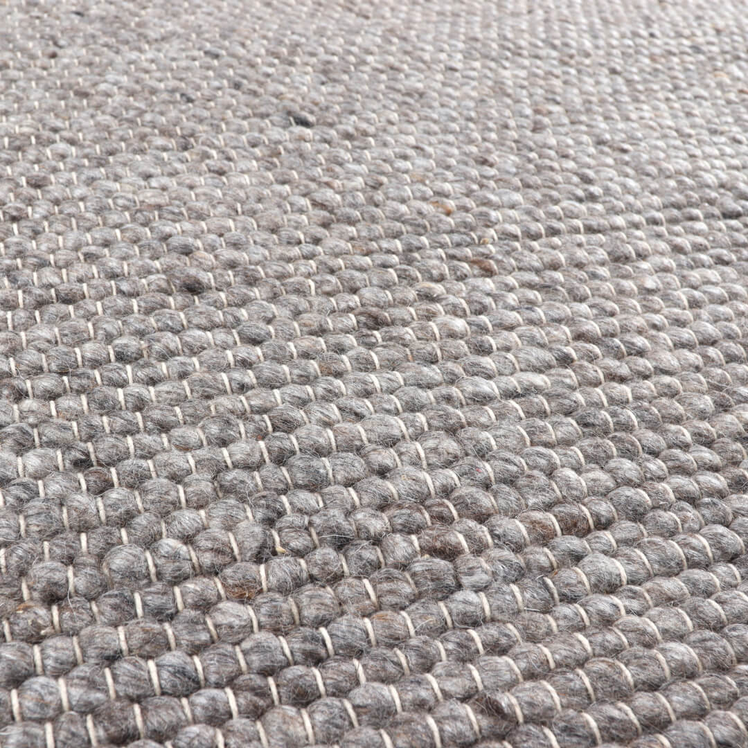 Hondo gråbrun rundt teppe